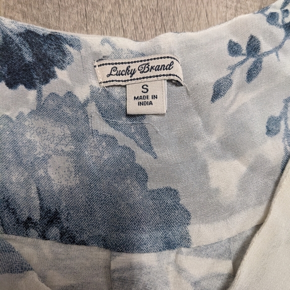 Lucky Brand Blue White Floral Top Open Arm Detail - Picture 7 of 9
